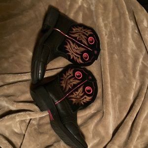 Very nice pair of black Ariat fat baby boots!! 7B.